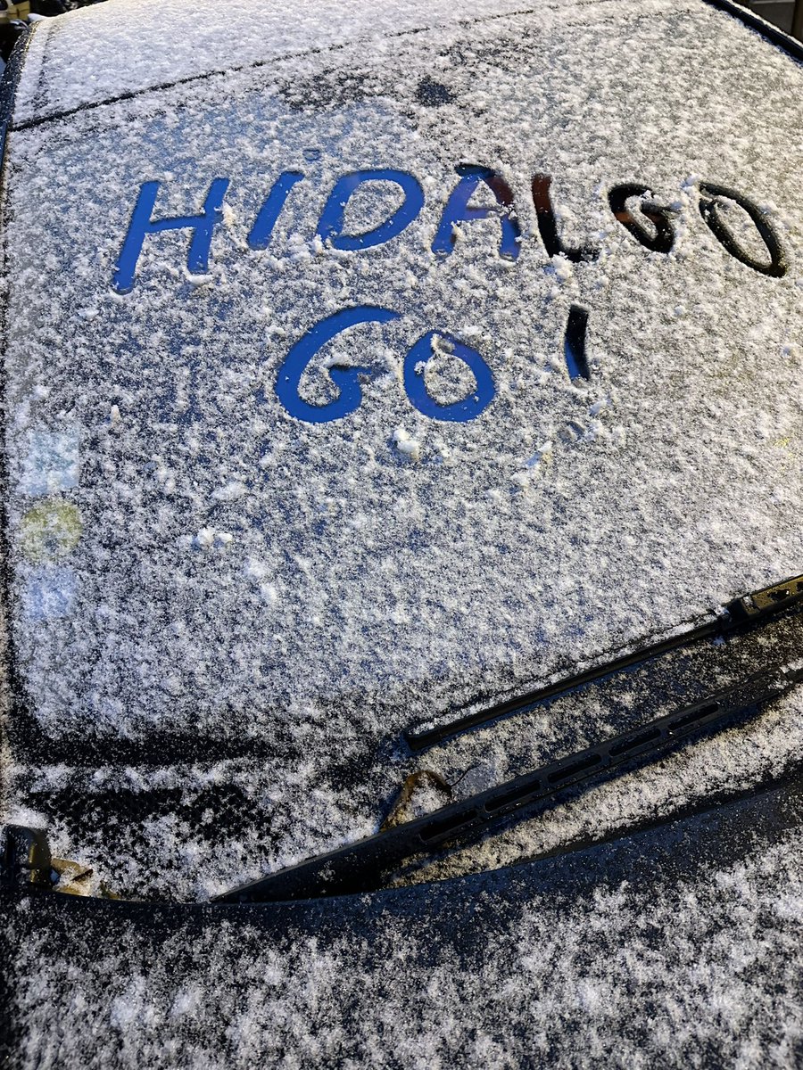EricKLein_'s tweet photo. Ce matin, partout dans Paris, les parisiens témoignent leur gratitude pour #AnneHidalgo en inscrivant dans la neige des messages d’admiration pour leur divine édile : #saccageparis #ParisSousTutelle #HidalgoDemission #HidalgoGo https://t.co/EEyXNMKNRl