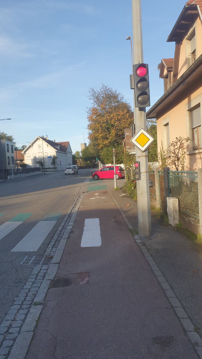 CGallioz's tweet photo. @FFVelo_officiel @RoutePlusSure @Sports_gouv @DenisVITIEL @afpfr @franceinfo Rappelons que, quand le panneau rond b22a est présent, la piste est également RÉSERVÉE aux cycles, ce qui en exclut les piétons.

C'est le cas sur la photo ci-dessous : constatez qu'ici, les piétons ne sont pas gros, ne sont pas des PMR, ni des parents avec poussette. https://t.co/6LPSglfUN2