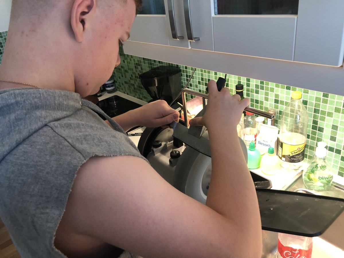 jespervarn's tweet photo. #FavoriterFrån2022 #lucka14 jobbet med #Eggröra - mitt lilla sliperi - har fortsatt, om än inte lika intensivt som de föregående åren. Men båda ungarna har ibland fått hjälpa till. Det där tycker jag är viktigt - att de lär sig jobba för att tjäna egna pengar. https://t.co/UVBTKl9naO