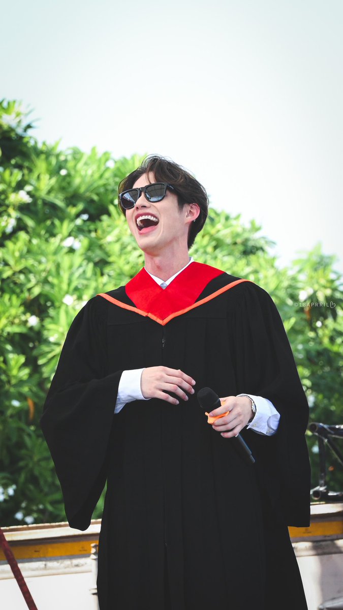 18aprril's tweet photo. บัณฑิตเอิ้กอ้ากน่าเอ็นดูนะคะ 🤍✨🤣 @bbrightvc 

#bbrightvc 
#BrightGraduation https://t.co/dAMZOLbX9z