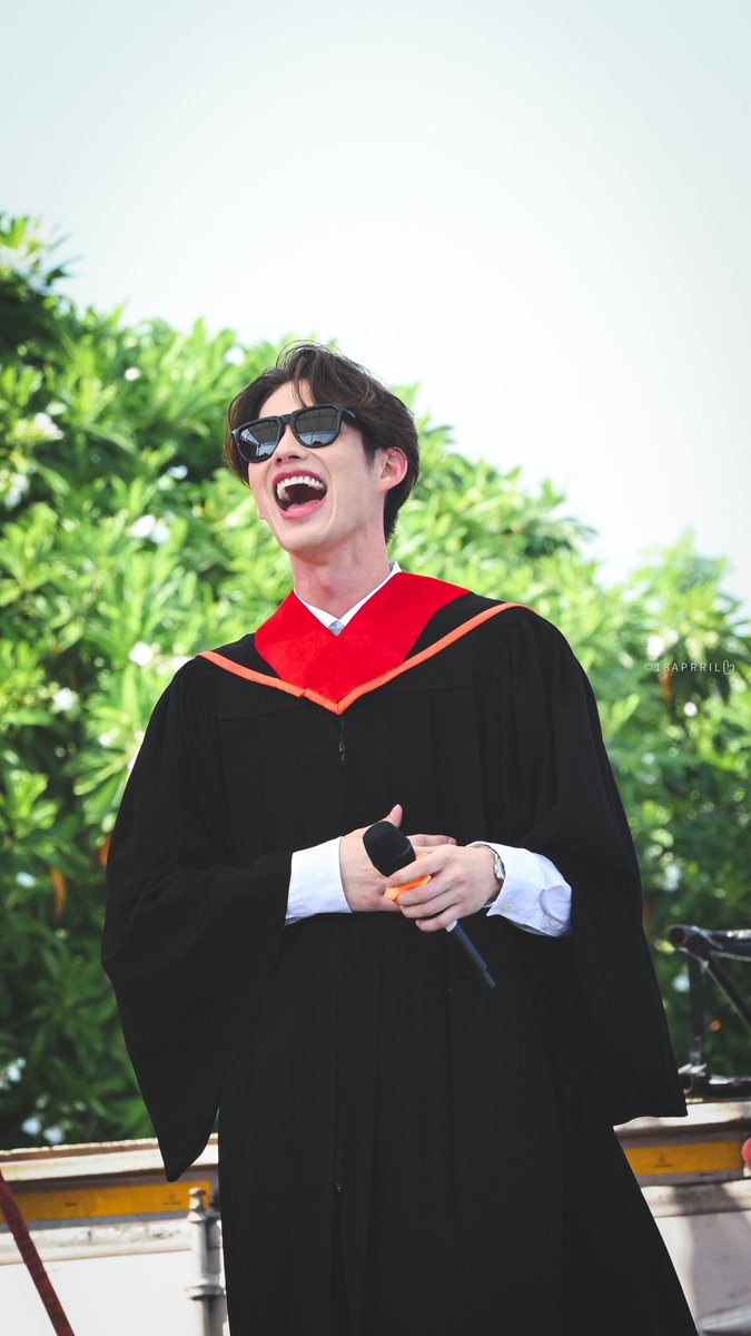 18aprril's tweet photo. บัณฑิตเอิ้กอ้ากน่าเอ็นดูนะคะ 🤍✨🤣 @bbrightvc 

#bbrightvc 
#BrightGraduation https://t.co/dAMZOLbX9z