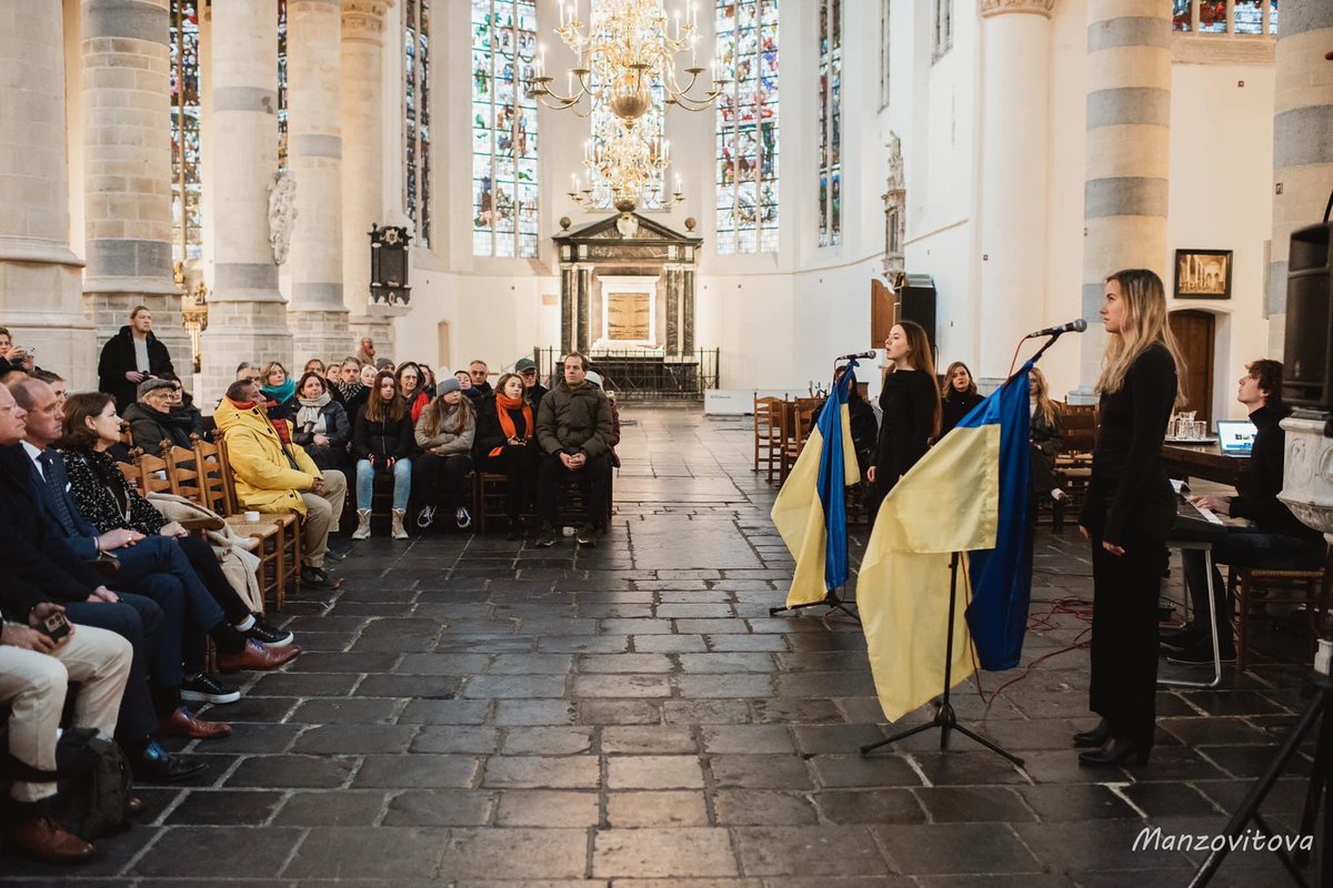 KBurgerDirven's tweet photo. Opening #IamUkraine exhibition by Delft’s mayor @VanBijsterveldt & 🇺🇦 honorary consul @kburgerdirven in @OudeNieuweKerk. 🇺🇦 Artists show the war in paintings & pictures. Impressive. Thnx for organizing @GemeenteDelft @RotaryNL #AlisaLavrenchenko 🇳🇱🇺🇦 #ЯцеУкраїна #IkbenOekraïne 1/ https://t.co/Qojum8Hiey