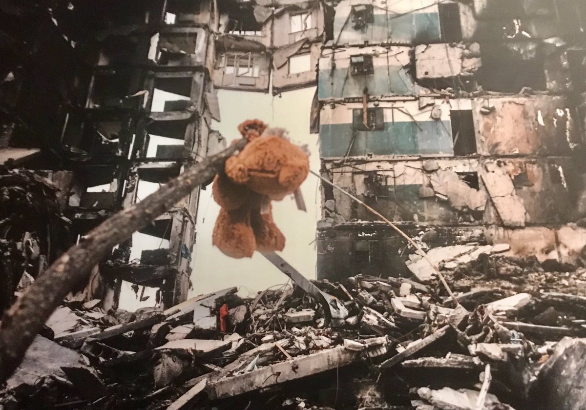 KBurgerDirven's tweet photo. The sound of an air raid siren was used to open the #IamUkraine exhibition. Impressive. I will never get used to it. Again, the feeling of stress, uncertainty and fright comes up as during my visits to Kyiv & Lviv when sirens go off, especially at night. 2/ https://t.co/f9DXmcyVvB
