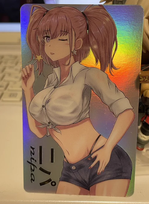 発注していた布ポスター届きました!当日はこちらのポスターが目印です新しい名刺も届いた。去年の冬コミの時にゴトランドので作ったプラ名刺にアルミ蒸着&amp;レインボーなので派手ですが単価がお高く沢山印刷出来なかったです。あと、再販分の矢矧まとめ本も届きました。 