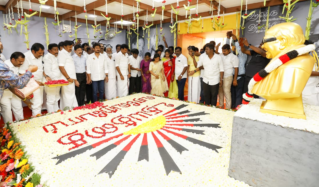 Udhaystalin's tweet photo. திராவிடமாடல் ஆட்சியின் திசைக்காட்டி பேரறிஞர் அண்ணா, சமூகநீதி அரசால் நவீன தமிழகத்தை உருவாக்கிய கலைஞர் ஆகியோரின் நினைவிடங்களில், அமைச்சராக பொறுப்பேற்றதும் இன்று மலர் தூவி மரியாதை செய்தோம். பேரறிஞர், முத்தமிழறிஞரின் வழியில் தலைவர் தலைமையில் கழக-ஆட்சிப் பணியையும் மேற்கொள்வோம். https://t.co/16cfhusduT