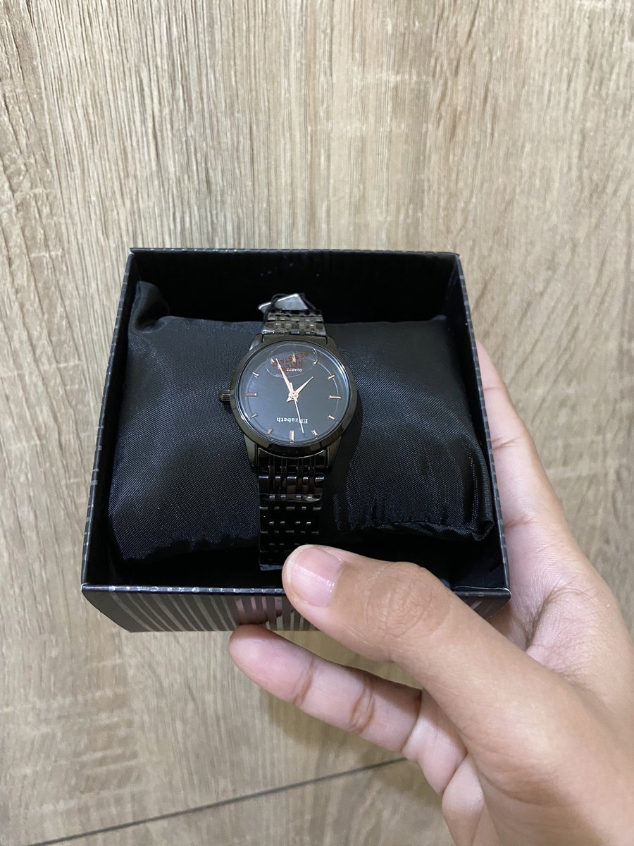 ⌚️Black
Ukuran diameter kecil cocok buat tangan pergelangan kecil. Tapi harus di potong di tukang jam
shope.ee/2Kz2tvaytm