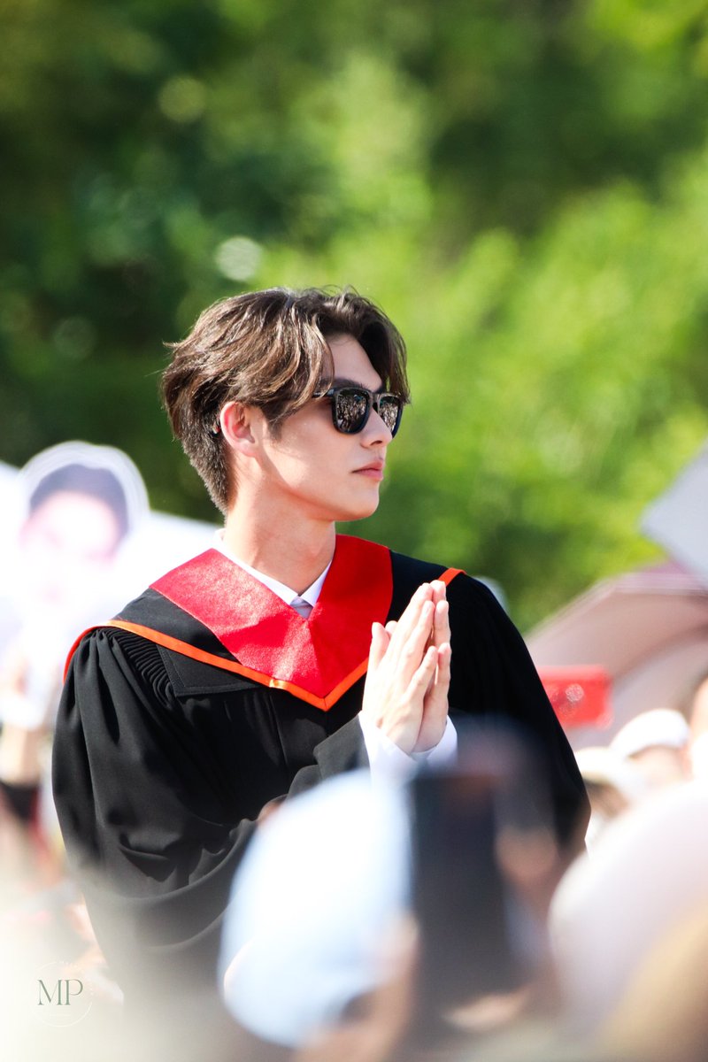 ยินดีกับน้องไบร์ทมาก บัณฑิตสถาบันเดียวกัน 🧡💙
#BrightGraduation