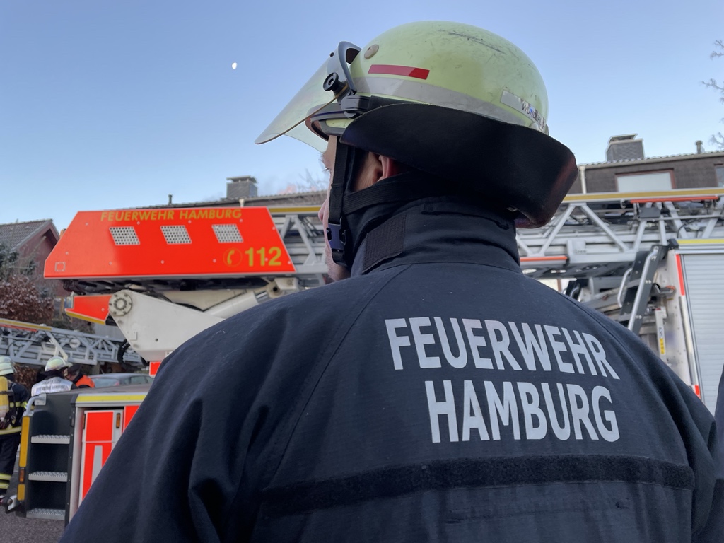 🔴 AKTUELL - Es brennt im Dachgeschoss eines Reihenhauses in #Hamburg #Niendorf. Wir haben die Alarmstufe „Feuer 3“ ausgelöst.

Berufsfeuerwehr und <a href="/FF_Hamburg/">FF Hamburg</a> sind im #EinsatzfuerHamburg