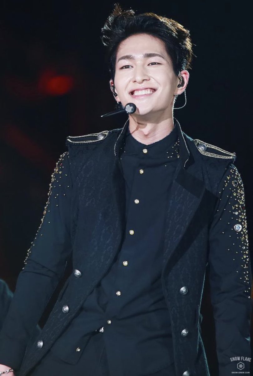 dubukey_'s tweet photo. Hbd oppa ku number 1 forever tp pls balik ke era kyk gini dong knp skrg kurus blah tengah https://t.co/38VUz5GuXT