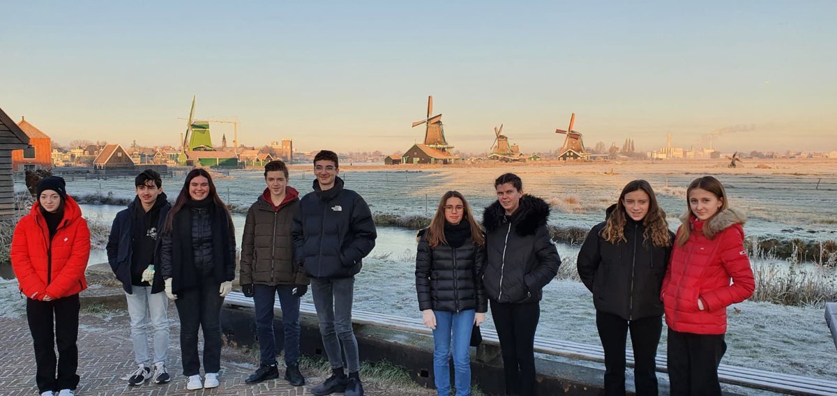 Nos élèves de Seconde à Amsterdam. Au programme : Visite de la ville , musée Van Gogh, cite des sciences ou encore un petit tour en campagne à Édam et à Zaanse Schans. Un beau soleil, une belle lumière et plein de découvertes. #SFND #Lesneven