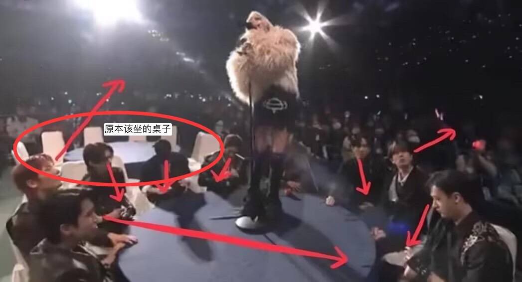 Dün tören esnasında Stray Kids yanlış masaya oturmuş. Oturdukları masa aslında KARD üyesi Jiwoo'nun performansı için ayarlandığından Stray Kids'in bir arkadaki masaya oturması gerekiyormuş... 🤦🏻‍♀️😂