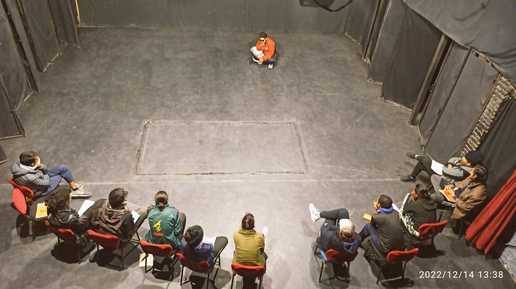 ShilpeeeTheatre's tweet photo. Acting class 🌼
Let Your Body Think 😊
Imagination, creativity, ideas, emotions and focus are must. 🎭🎭
#artist
#shilpee
#actingclass https://t.co/B5vUbszdEs