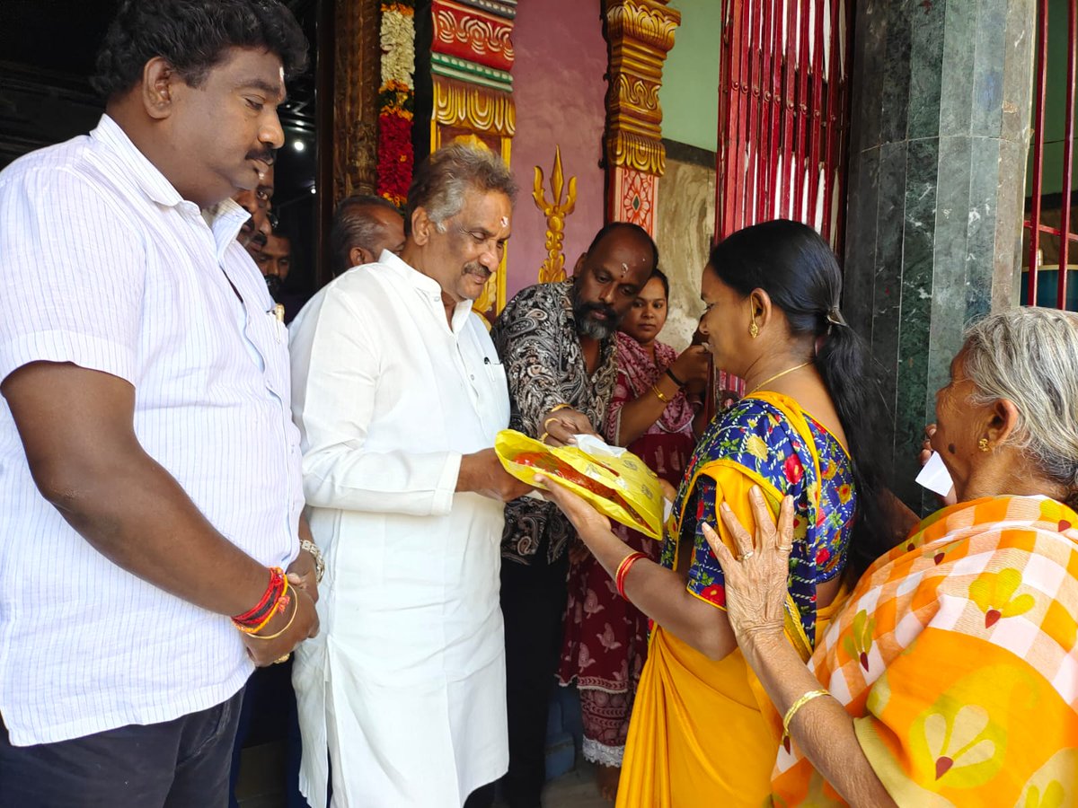 thekjgeorge's tweet photo. This morning I took part in the Pooja Ceremony at Om Shakti Temple at #MSNagar and sought blessings of the divinity for the sake of humankind. Later I distributed sarees to the devotees. #SarvagnaNagarConstituency https://t.co/o1wCp7y2Mf