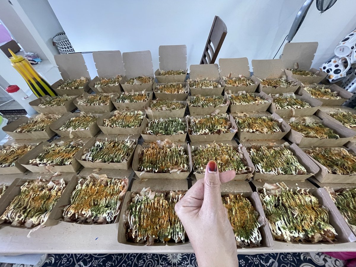 mayangilani's tweet photo. Assalamulaikum semua warga damansara, subang dan shah alam. Esok kakak ada buat delivery takoyaki tersedap dan tak scam inti kat arah sana for RM10 sahaja. Kakak base dia equine park, sri kembangan. Harap faham la kenapa delivery mahal sikit. Tapi lebih murah dari rate lalamove - https://t.co/iSAXvi9155