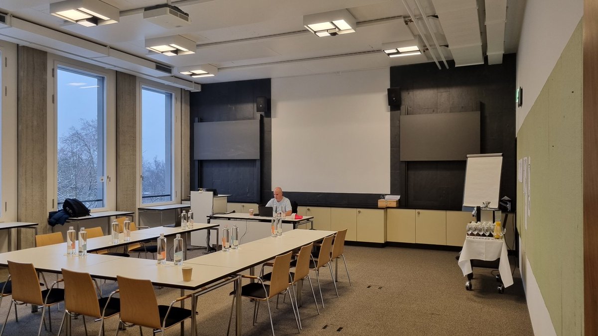 duncanfletcher's tweet photo. #flashconzurich is getting busy https://t.co/1DoRWRUt83