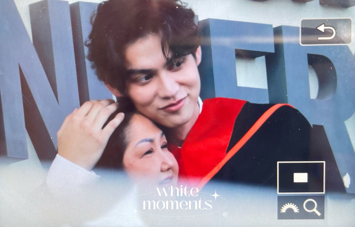 WHITEMOMENTS_'s tweet photo. น่ารักที่สุดดดดดด 😭
 #BrightGraduation #bbrightvc https://t.co/h54aCbqYuL
