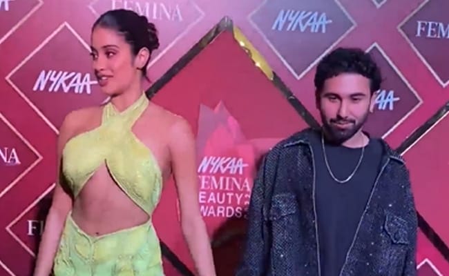 Just Janhvi And Rumoured Boyfriend Orhan Holding Hands On Red Carpet: Janhvi and Orhan Awatramani frequently trend for their Instagram exchanges dlvr.it/SfL7Sn