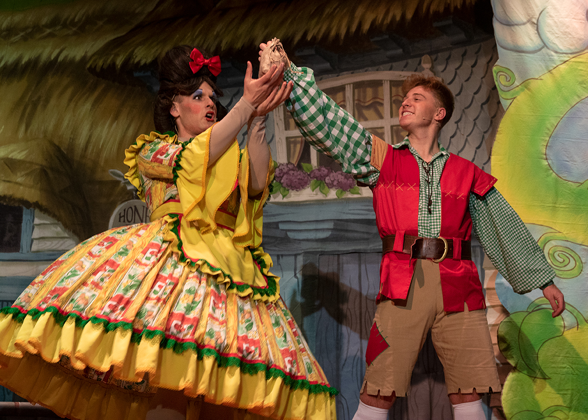 PumpkinPantos's tweet photo. Our GIANT #panto adventure is underway. After sell-out shows at Alton Assembly Rooms, we now look forward to bringing Jack and the Beanstalk to Bordon this week.

📷 Kieran Cox Photography https://t.co/TRsug1Xs68