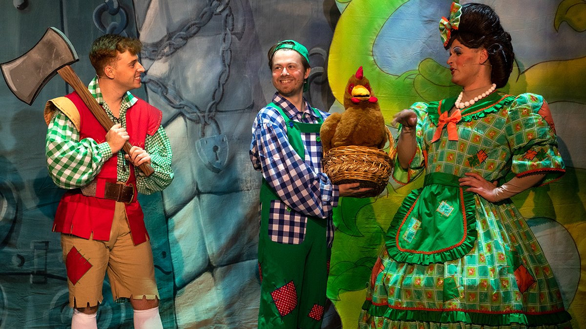 Our GIANT #panto adventure is underway. After sell-out shows at Alton Assembly Rooms, we now look forward to bringing Jack and the Beanstalk to Bordon this week.

📷 Kieran Cox Photography