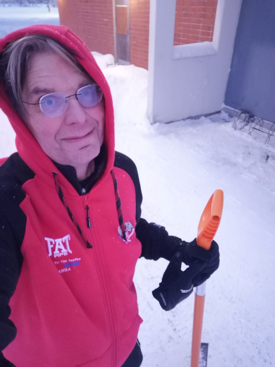 JuhaTenhonen's tweet photo. ku jää oli ne väännelly sillai, et menivät pahasti ristii #lumityöt #snowwork ja päivän #hyvätyö https://t.co/i5RCXJy0sG
