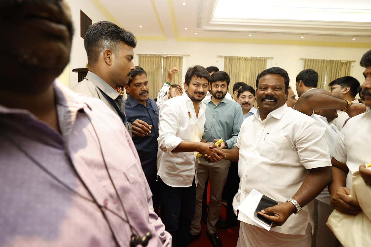 SPK_TNCC's tweet photo. இன்று 14.12.2022 இளைஞர் நலன் மற்றும் விளையாட்டு மேம்பாட்டுத்துறை, சிறப்புத்திட்டச் செயலாக்கத்துறை, வறுமை ஒழிப்புத் திட்டங்கள் மற்றும் ஊரகக் கடன்கள் துறைகளின் அமைச்சர் பொறுப்பேற்றுக் கொண்ட திரு. @Udhaystalin அவர்களை, கிண்டி ஆளுநர் மாளிகையில் சந்தித்து வாழ்த்துகளை தெரிவித்தபோது. https://t.co/mkHm3KwsBQ