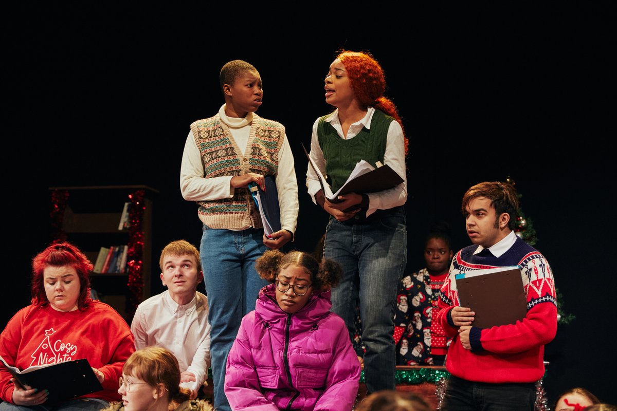 TheBRITSchool's tweet photo. The whole BRIT Community 🌍🎭celebrated 10 years of the Applied Theatre Course at The BRIT School 💫
This could be YOU.
You can apply to join Post 16 Applied Theatre for 2023 https://t.co/PR69u79Zod
#BRITTransforms
#ThePlacetobeYou
📸 @ianhippo https://t.co/i6ci8OKdXN