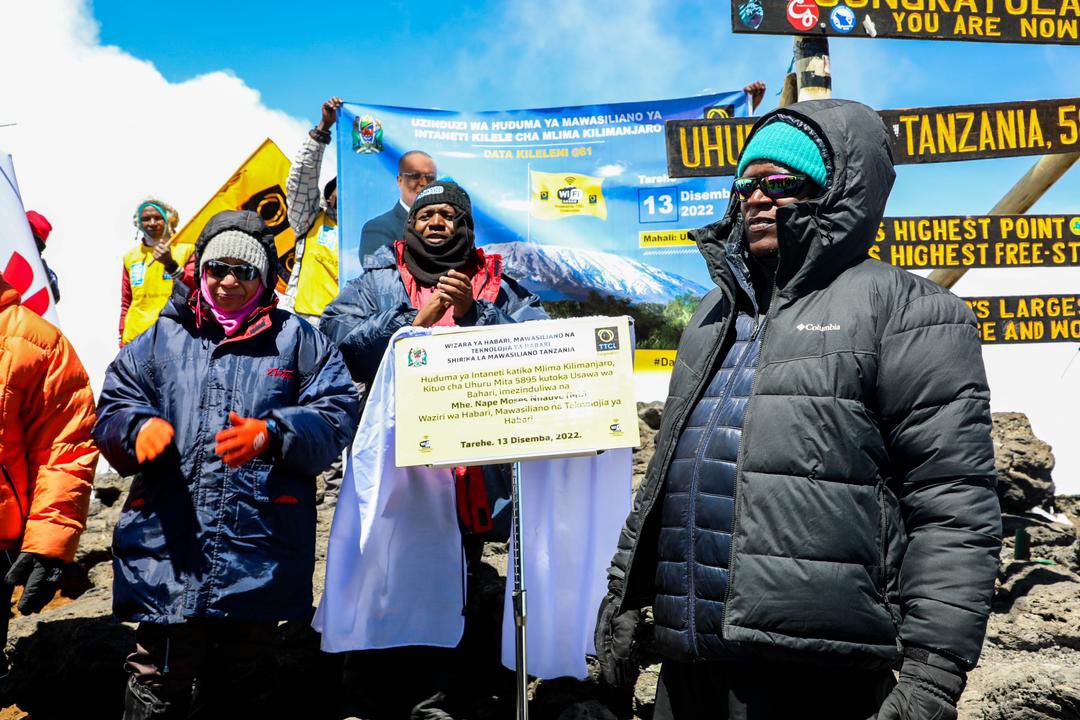 blvckchainch1ck's tweet photo. Waziri wa @wizarahmth Mhe. @Nnauye_Nape akizindua intaneti ya kasi kileleni kilimanjaro (Uhuru Peak) 5895 M Tarehe 13/12/2022. Kushoto ni Mwenyekiti wa Bodi Shirika la Mawasiliano Tanzania(TTCL) Bi. Zuhura Muro.
#topMtKili #DataKileleni #Data61 https://t.co/ko5cd8Ixud