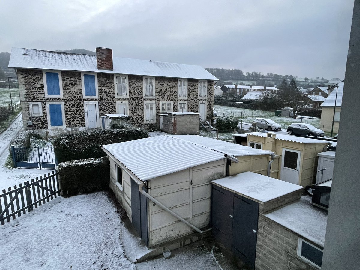 Petite neige ❄️ cette nuit en Suisse Normande #neige #bassenormandie #calvados #saintremysurorne #normandie #snow #hiver