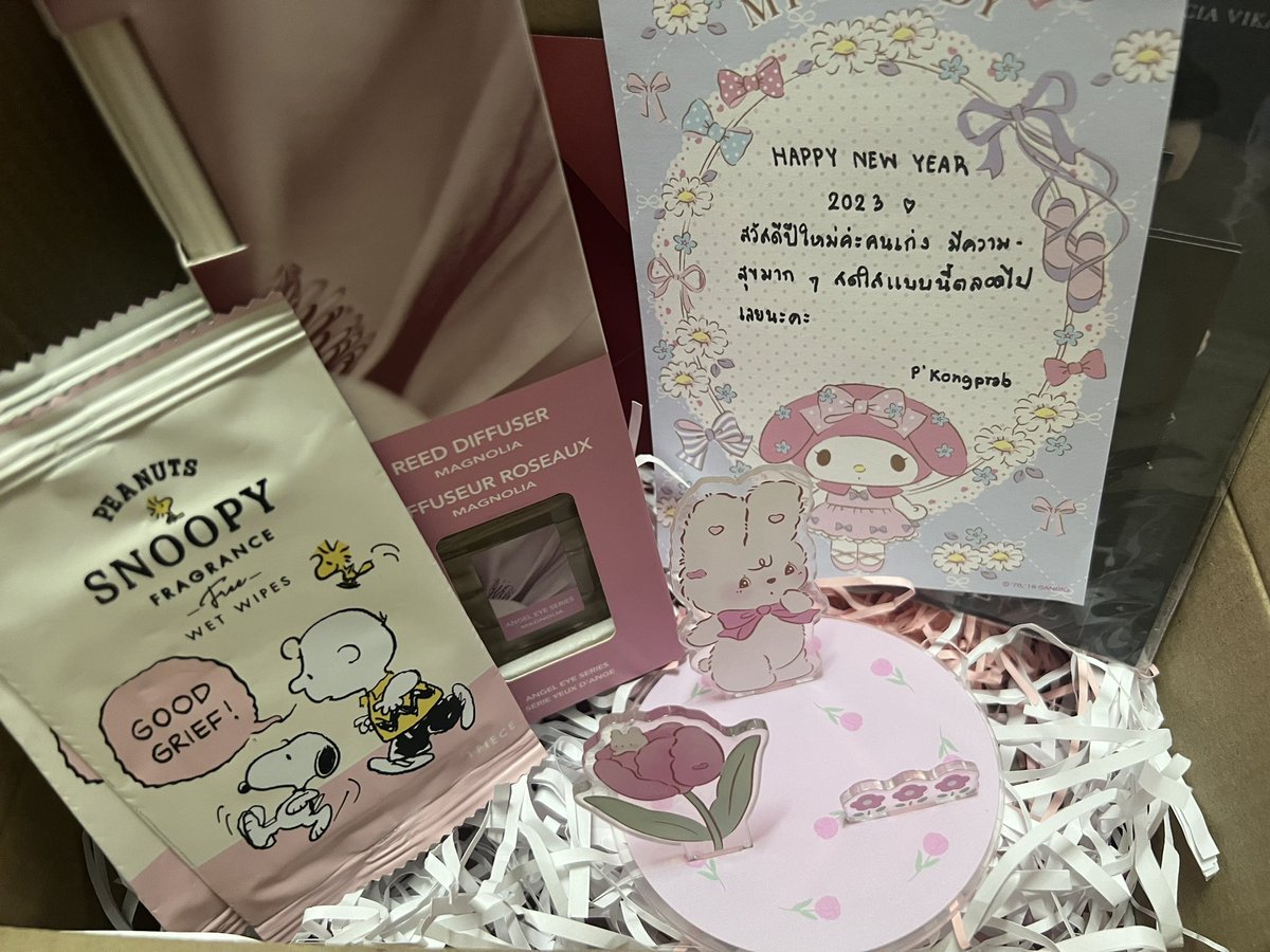 ยูจีนได้ของขวัญแล้ว คุมโทนสีชมพูสุดๆ น่ารักมากเลย ขนาดกระดาษยังเป็นลายมายเมโลดี้เลย หนูชอบใจสุดๆ ขอบคุณพี่กองปราบนะคะขอจุ้บๆสองข้างเบย <a href="/jaeminarcadex/">Gód KONGPRAB</a> #จับของขวัญวัยรุ่น90