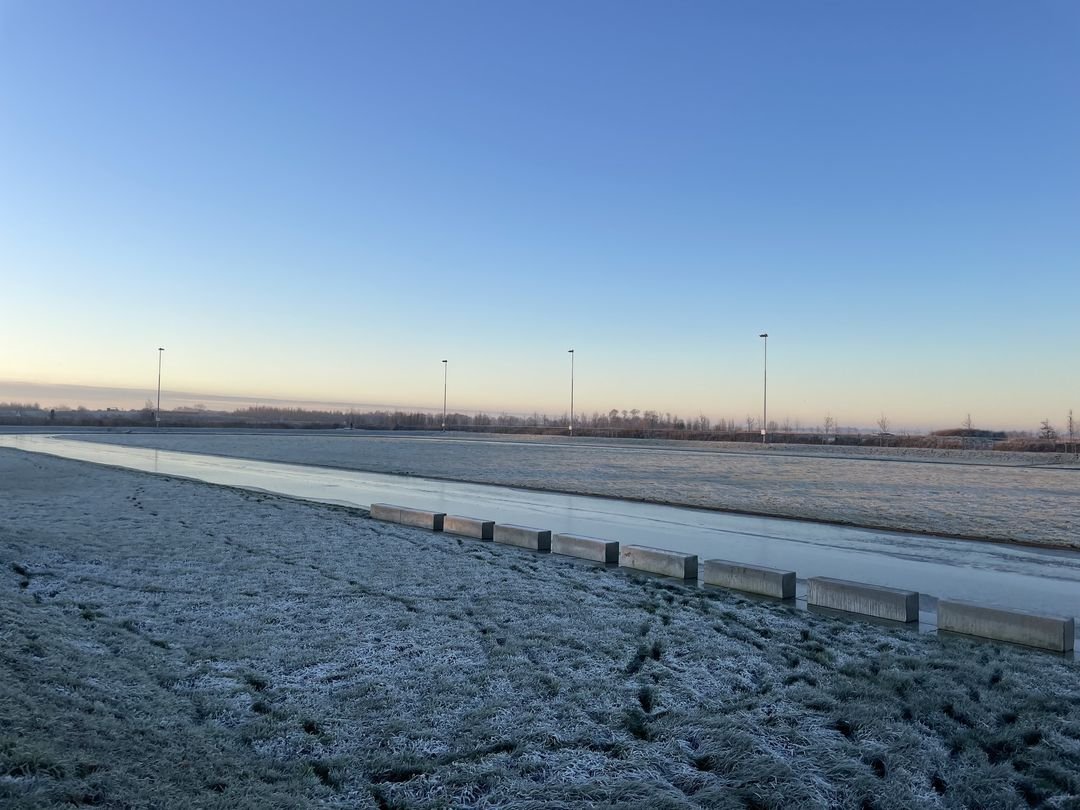 Het ijs in Burgum is dik genoeg! Vanavond wordt er een marathon geschaatst in Burgum! 
#natuurijs #marathon