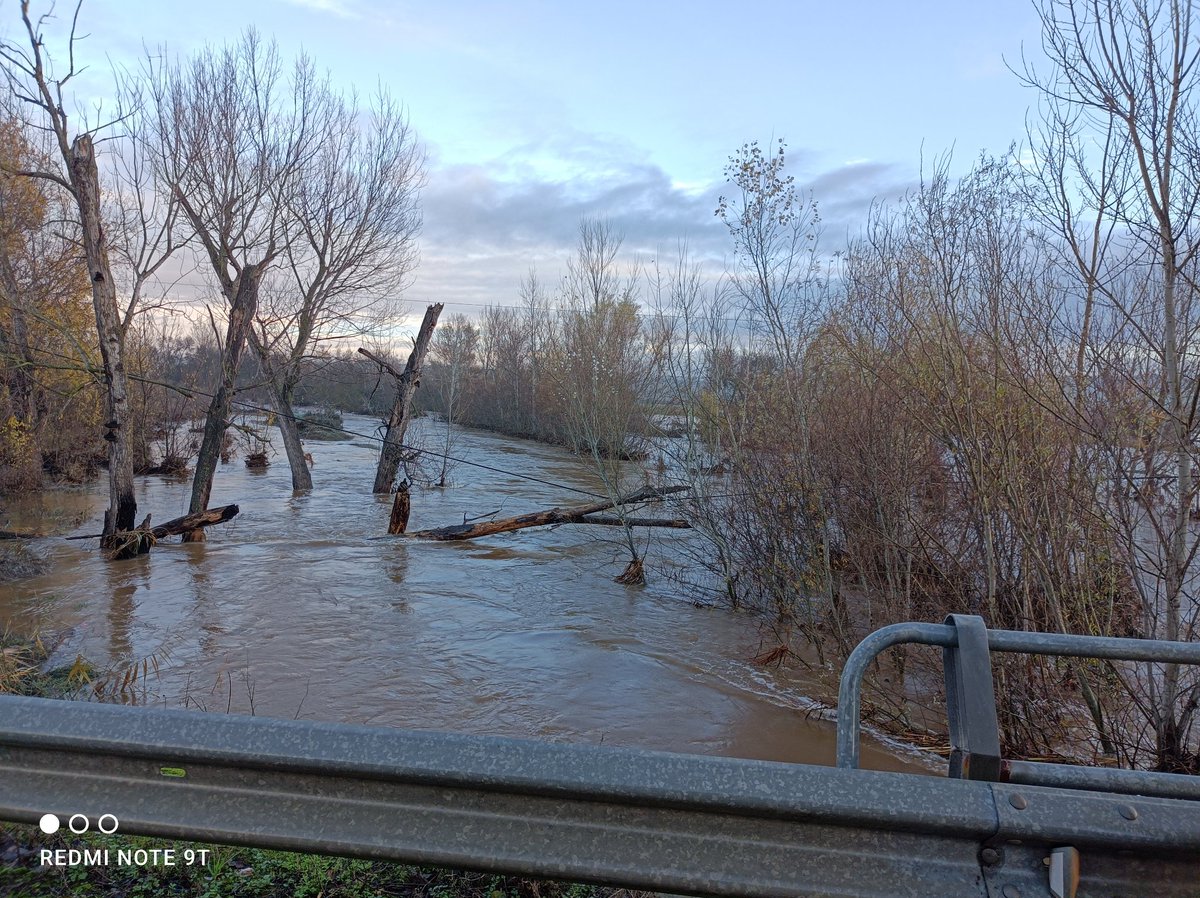 Buenos días este es el pusa  desbordado de tanto agua ,ha pillado huertas , alpacas imvernaderos 🙈