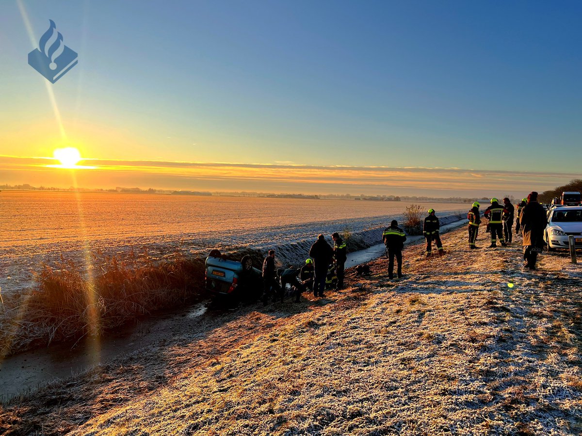 Woubrugge - Op de N207 is een eenzijdige ongeval gebeurd. Auto op de kop in de sloot techt gekomen. Bestuurder licht gewond.