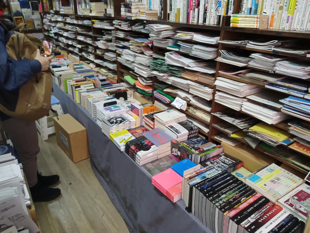 Diens_Traum's tweet photo. 『万能薬、としての孤独　ホモセンチメンタリス』、新宿御苑の老舗 模索舎さんに納品しました！　なんと店頭平台に！！
今回部数限定のため、店頭置きは全国で模索舎さんのみになりました。来週くらいには模索舎さんのOnlineショップでもお取り扱い頂きます。よろしくお願い申し上げます。 https://t.co/EYecCbhZCl