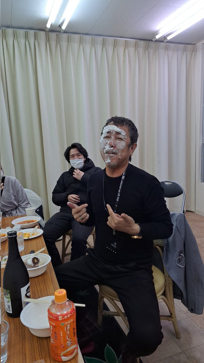 jinhonbu's tweet photo. 社長に顔パイ出来る会社って🤣
仕事は仕事、楽しく遊ぶ時は思いっきり遊ぶ！それが仁です👌
その後はしっかり真剣なお話してましたけど😃この顔で(笑)

#仁インターナショナル 
#和歌山美容室 
#忘年会　#美容師募集中
#スタイリスト募集中
#アシスタント募集中 https://t.co/0D0LvAT869