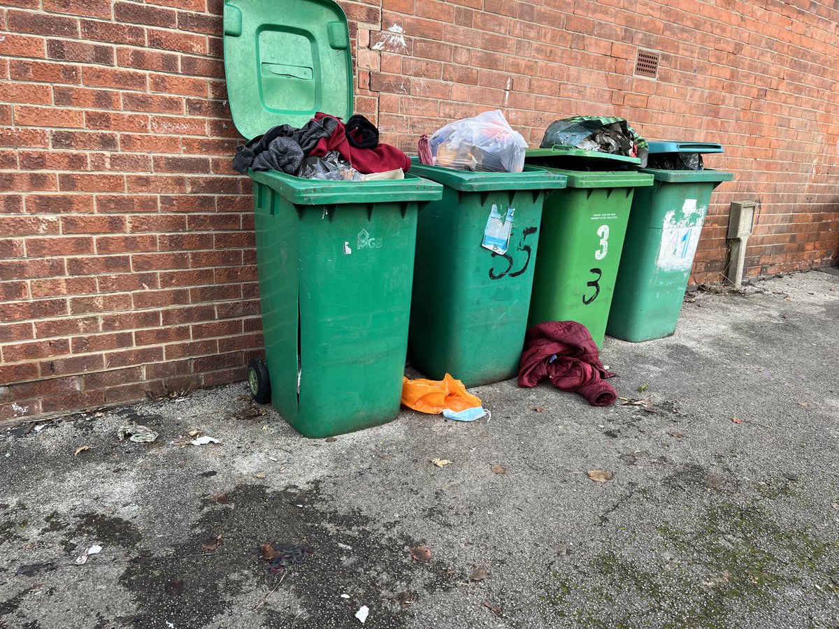 Ward walk yesterday morning ⁦@MyBerridgeWard⁩ picked up issues around overflowing bins. Thank you Tony ⁦@SherwoodBerrid1⁩ for sorting it out.