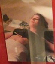 Kozue49587363's tweet image. 昔外国で007の展示をしてた時に、ミランダちゃんの衣装も展示されてて見れたんだけど

衣装の横に(2,3枚目参照)死んだ姿が飾られてて

「本編と同じ明るさ,角度にない死姦シーン」写真だったから

「これ、オフショ？」ってなったよね(4枚目が角度的に一番似てる？)

＃やられ　＃リョナ　＃死体役