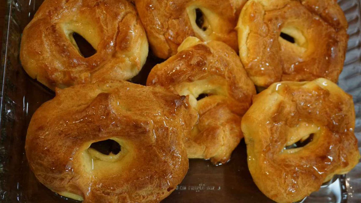 tudmur's tweet photo. 🍩 ALMOJÁBANAS |
Dulce de origen árabe en forma de rosquilla que goza de gran fama en la Vega Baja del Segura. En el recetario del siglo XIII del sabio mursí Ibn Razin al-Tuyibi ya aparece mencionado con esta denominación un postre con ciertas diferencias.
#InmaterialTudmur 🗣️ https://t.co/Hkg0eEow9H
