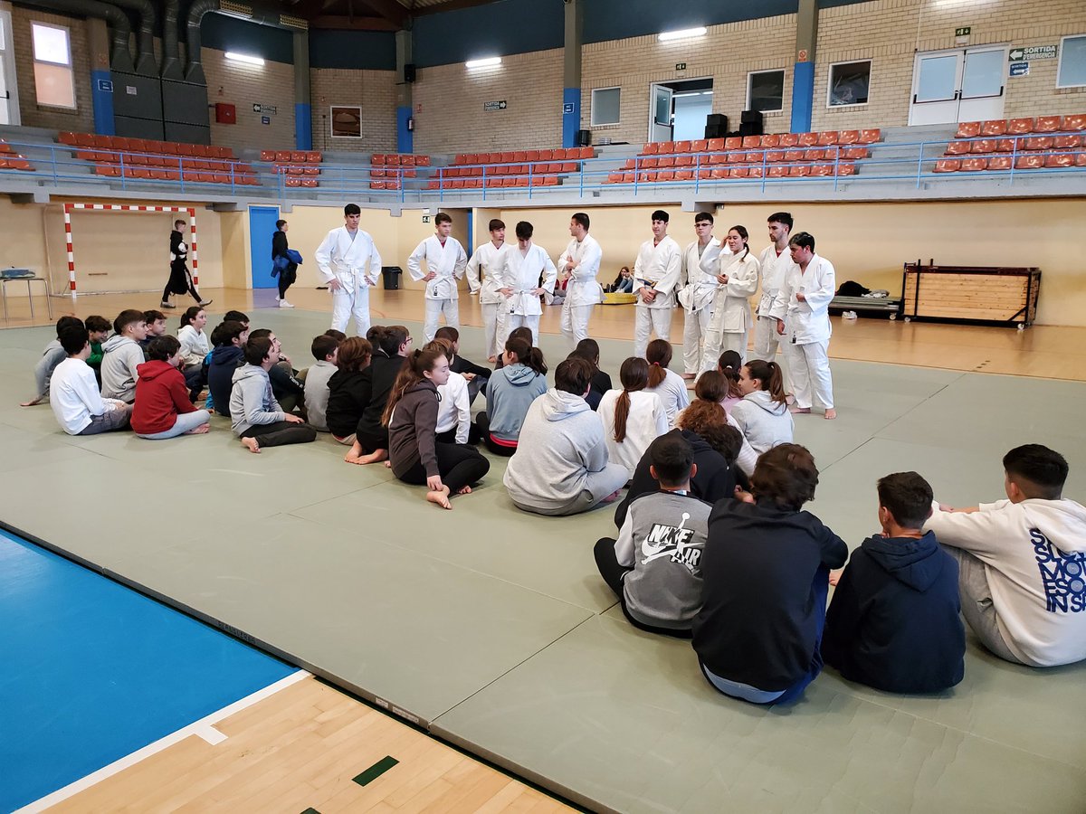 JoseMoralesAz's tweet photo. Comencem la Mostra d'esports amb els nostres estudiants posant en pràctica els seus aprenentatges @BlanquernaCAFE @BlanquernaFPCEE https://t.co/HE2YAyjHlj