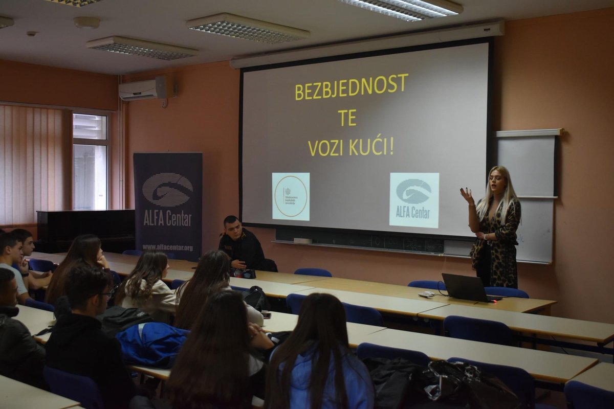 ALFACentarNK's tweet photo. Nastavljamo sa edukativnim radionicama na temu bezbjednosti saobraćaja u Podgorici! 
Zajedno sa @PolicijaCG razgovarali smo sa učenicima JU Stručna medicinska škola Podgorica. 
Aktivnost je dio projekta "Opreznost te vozi kući" koji realizujemo uz podršku @minkicg https://t.co/1Yj7HQqiSr