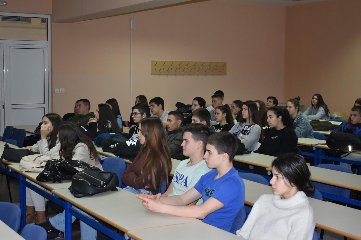 ALFACentarNK's tweet photo. Nastavljamo sa edukativnim radionicama na temu bezbjednosti saobraćaja u Podgorici! 
Zajedno sa @PolicijaCG razgovarali smo sa učenicima JU Stručna medicinska škola Podgorica. 
Aktivnost je dio projekta "Opreznost te vozi kući" koji realizujemo uz podršku @minkicg https://t.co/1Yj7HQqiSr