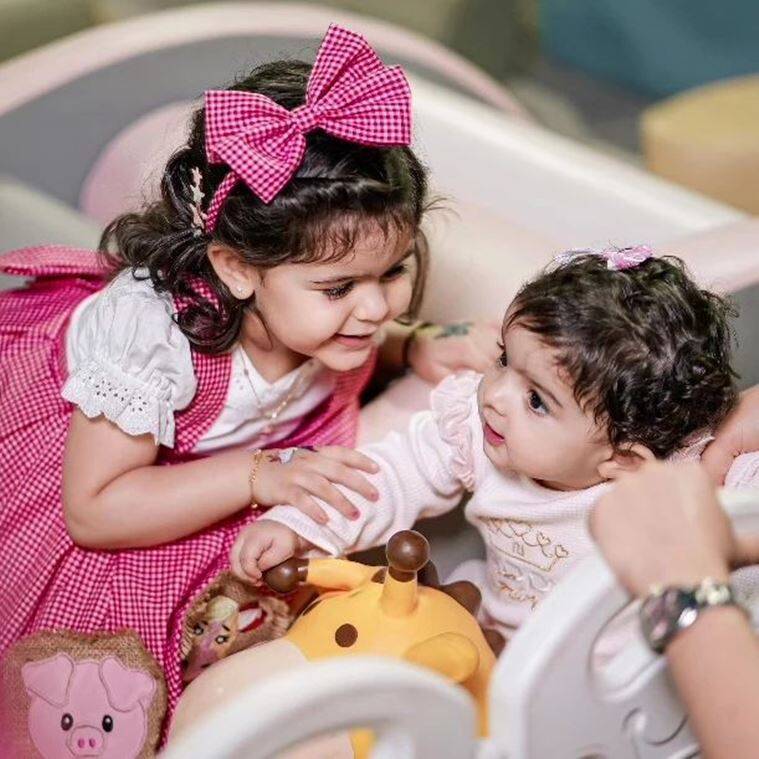 dailypostpunjab's tweet photo. Kapil Sharma ਨੇ ਮਨਾਇਆ ਆਪਣੀ ਲਾਡਲੀ ਧੀ ਦਾ ਜਨਮਦਿਨ
ਦੇਖੋ ਮੌਕੇ ਦੀਆਂ ਖੂਬਸੂਰਤ ਤਸਵੀਰਾਂ

#IndianComedian #KapilSharma #Celebarte #Daughter #Anayra #BirthdayClebrate #GalleryPics #Dailypostpunjabi https://t.co/796g79CVcs