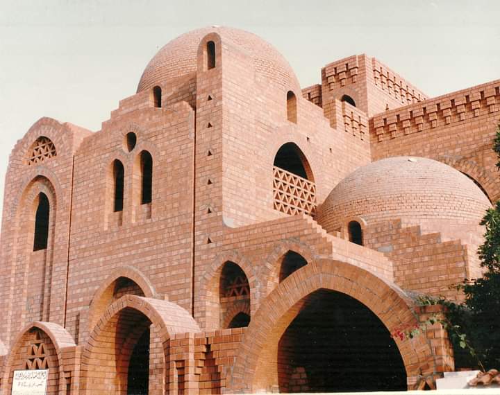 المسكن الخامس بمنطقة سيهات بشرق السعودية عام ١٩٩٧ بعد الانتهاء من الهيكل الانشائي من تصميمي وتنفيذي بالطوب الأحمر الفخاري فقط على ثلاثة أدوار متكررة بدون استخدام الخرسانة المسلحة كنموذج فريد لتأصيل وتطوير العمارة الشرقية.