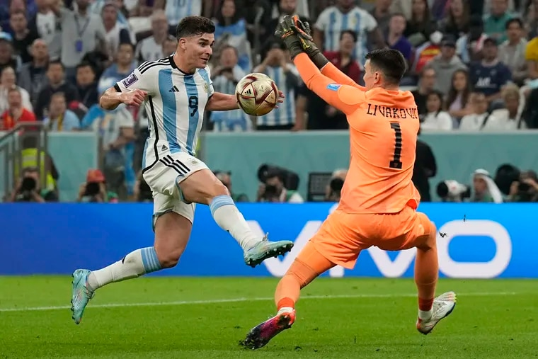 Mikow's tweet photo. @SC2Jira @babranski @DuncanCastles and how is this "not even coming close" to touching the ball? the goalkeeper has to try and defend the ball and make himself as wide as possible in order to do that. after the shot lop the striker is technically not in control of the ball anymore as well and can't just run throug https://t.co/QOc2LQiCak