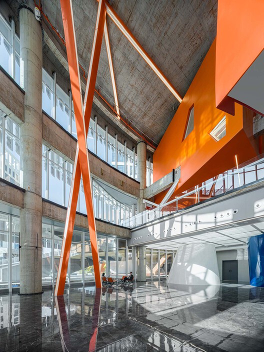 OpticsValleyCN's tweet photo. Featuring a suspended conference room, folded-slab staircases, and an artistic steel frame structure, the “shared living room” of Wuhan Hightech Medical Device Advanced Manufacturing Park, with orange as its basic hue, looks like an architecture from the future!😆✨ #OVClandmark https://t.co/P8Q8kxjoN8