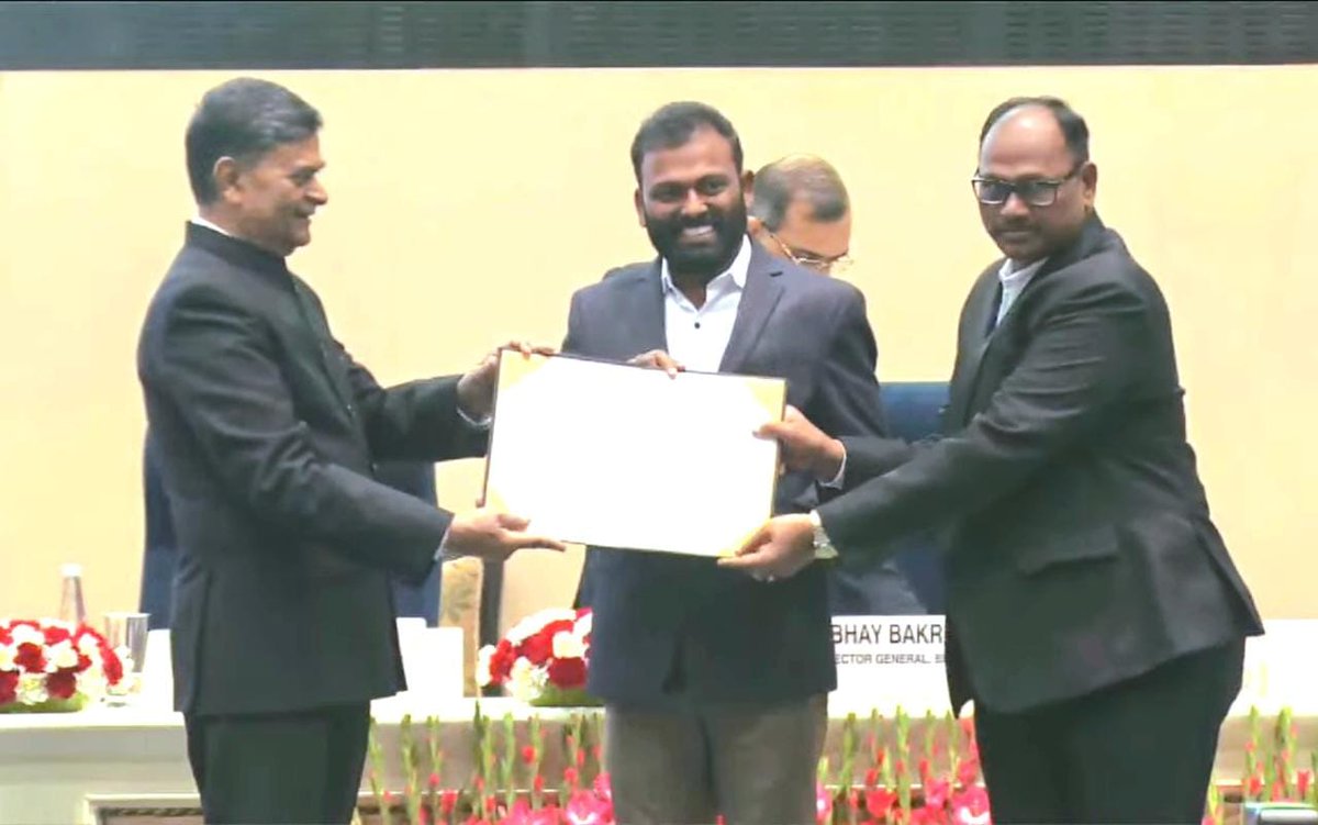 The_Raghuvaran's tweet photo. Hearty Congratulations Anna 💐🙏🏻For receiving the Award in 32nd National Energy Conservation Week in #NewDelhi 🏆

Keep inspiring us with your exemplary service towards @TS_REDCO &amp; public welfare anna 🌱

#ECDay #TelanganaModel

@KTRTRS @ysathishreddy https://t.co/ILJvwz060v