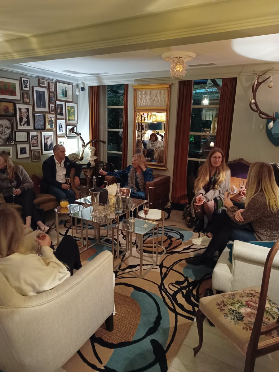 WritingCwwl's tweet photo. Wow, what a special workshop that was. Amazing students, travelling from far & wide (Bristol, Croydon!) despite the train strike, super-stylish venue, drink, food, art, at @VilladiGeggiano Chiswick. Thank you @IlonaPacia #perfecti #creative #writing #venue #Foodie https://t.co/g3QQm5FJYv
