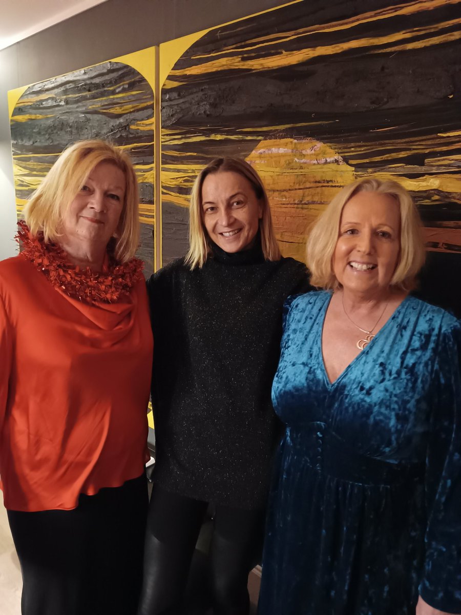 WritingCwwl's tweet photo. Wow, what a special workshop that was. Amazing students, travelling from far & wide (Bristol, Croydon!) despite the train strike, super-stylish venue, drink, food, art, at @VilladiGeggiano Chiswick. Thank you @IlonaPacia #perfecti #creative #writing #venue #Foodie https://t.co/g3QQm5FJYv