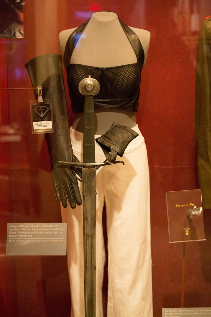 Kozue49587363's tweet image. 昔外国で007の展示をしてた時に、ミランダちゃんの衣装も展示されてて見れたんだけど

衣装の横に(2,3枚目参照)死んだ姿が飾られてて

「本編と同じ明るさ,角度にない死姦シーン」写真だったから

「これ、オフショ？」ってなったよね(4枚目が角度的に一番似てる？)

＃やられ　＃リョナ　＃死体役