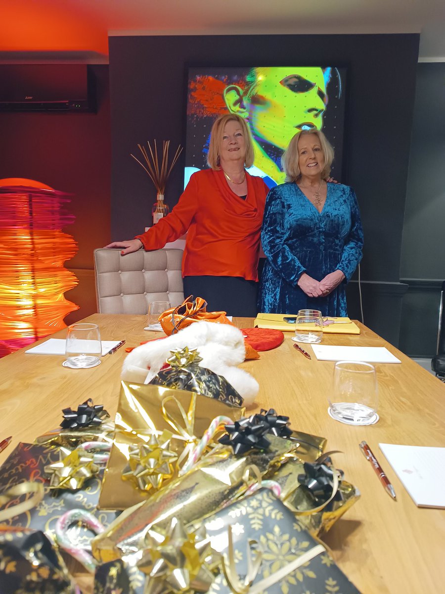 WritingCwwl's tweet photo. Wow, what a special workshop that was. Amazing students, travelling from far & wide (Bristol, Croydon!) despite the train strike, super-stylish venue, drink, food, art, at @VilladiGeggiano Chiswick. Thank you @IlonaPacia #perfecti #creative #writing #venue #Foodie https://t.co/g3QQm5FJYv