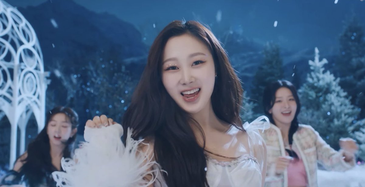 gisellespics's tweet photo. #GISELLE in Beautiful Christmas MV https://t.co/lFC3mYYXxO